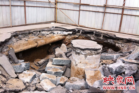 此次路面塌陷的直徑約為3米，深度有2米左右，坑內(nèi)布滿了碎石，路面下方20厘米左右。