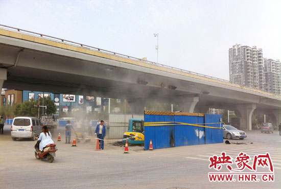 施工單位對塌陷處進行路面切割，造成路面塵土飛揚。