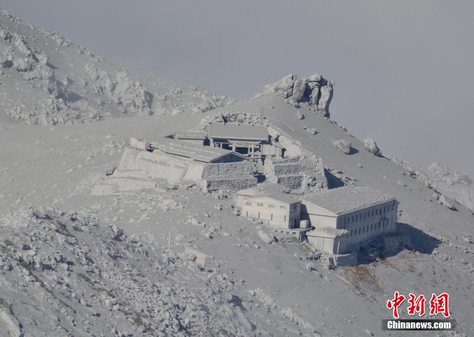 當(dāng)?shù)貢r(shí)間2014年9月27日，日本中部御岳山發(fā)生噴發(fā)，或已造成數(shù)人受傷。