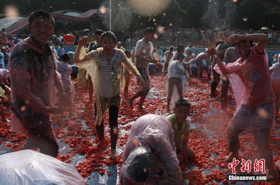 長(zhǎng)沙上演“西紅柿大戰(zhàn)”場(chǎng)面火爆 長(zhǎng)沙上演“西紅柿大戰(zhàn)”場(chǎng)面火爆