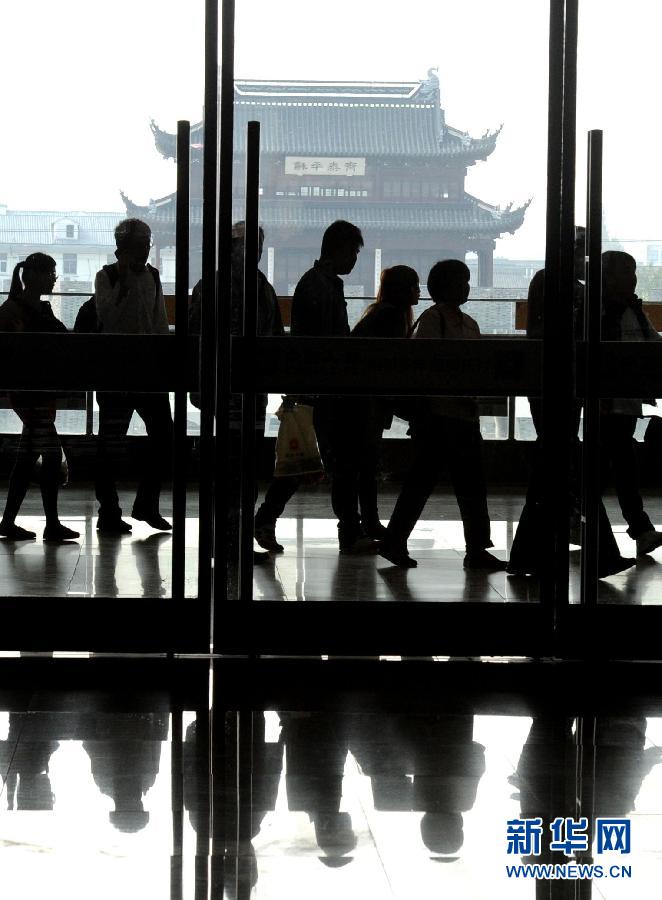 10月6日，旅客排隊(duì)進(jìn)入蘇州火車站二樓候車大廳。