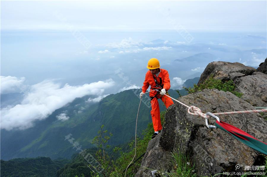 10月5日，峨眉山景區(qū)清潔工彭文才下到巖壁清理游客丟棄的垃圾。