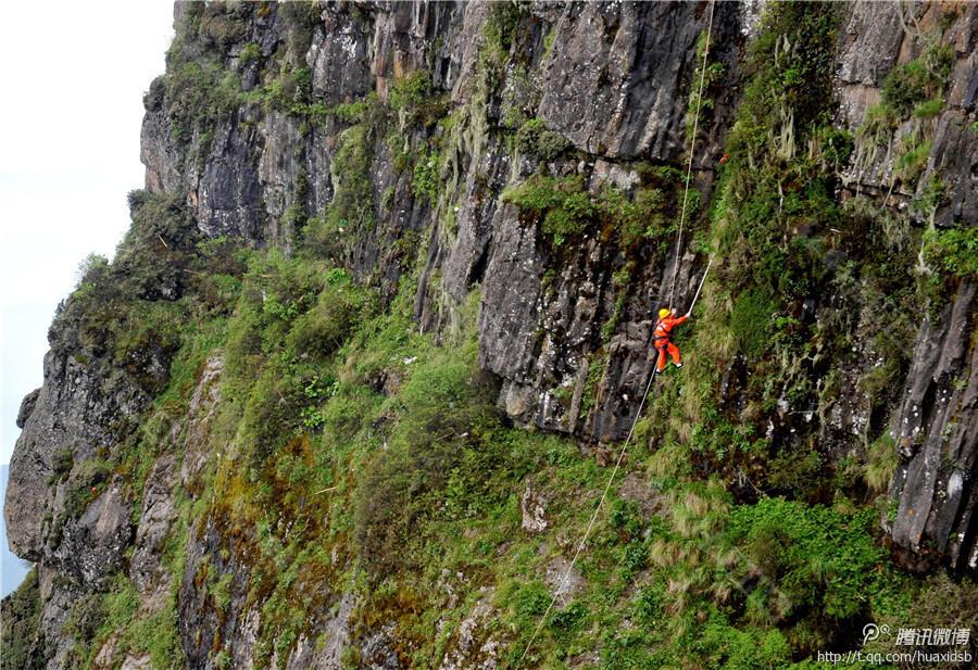 在峨眉山金頂，彭文才是護(hù)欄以外和懸崖區(qū)域唯一的清潔工。