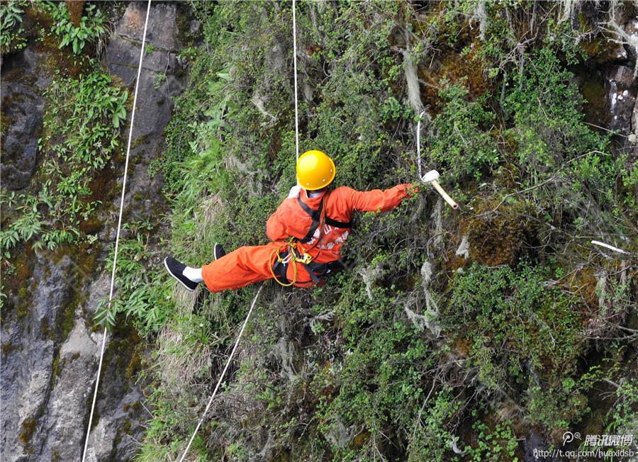 記者了解到，彭文才下到崖壁最深的地方有200多米，往返作業(yè)一次一般都在3小時(shí)左右，每年下崖80多次