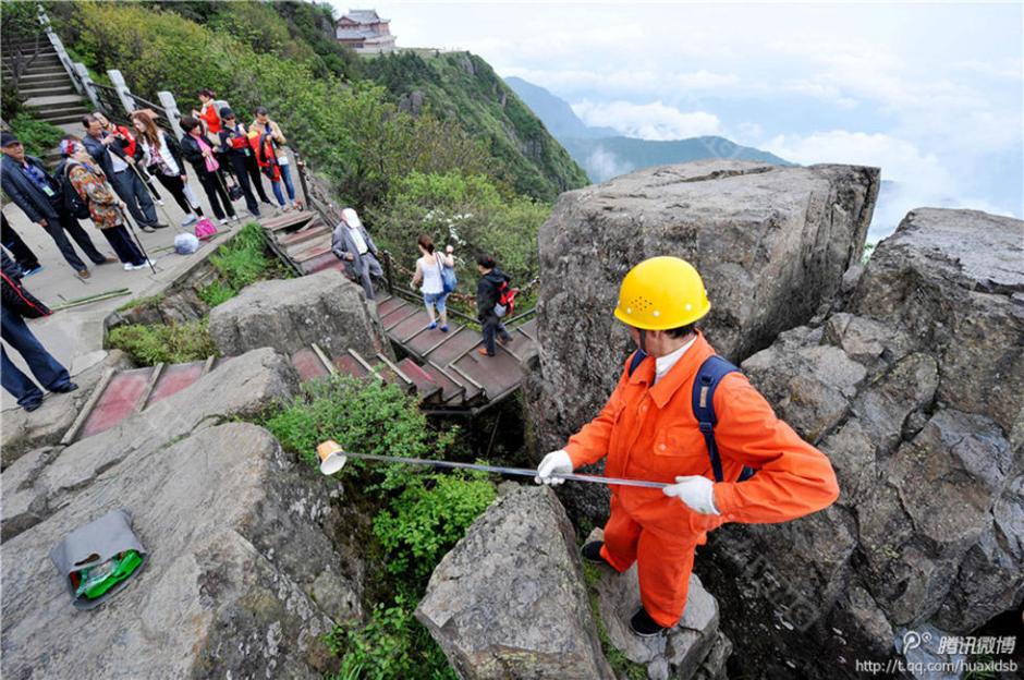 彭文才在撿拾垃圾。