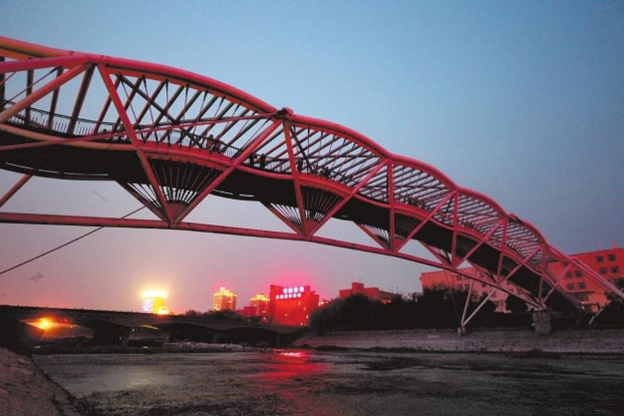 此前三座橋黑燈瞎火，許多人為此不敢從此過。