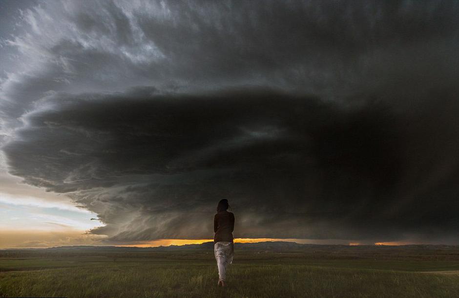 夫婦追逐風(fēng)暴 丈夫?yàn)槠拮优摹帮L(fēng)暴寫(xiě)真”