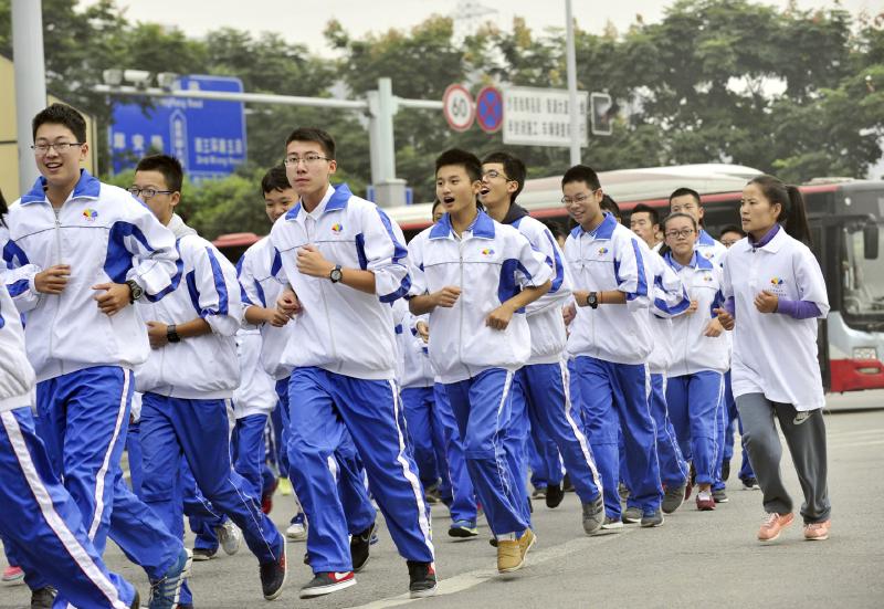 10月14日，成都七中萬達學(xué)校實行三年跑六百公里才能畢業(yè)，現(xiàn)場學(xué)生開始長跑。