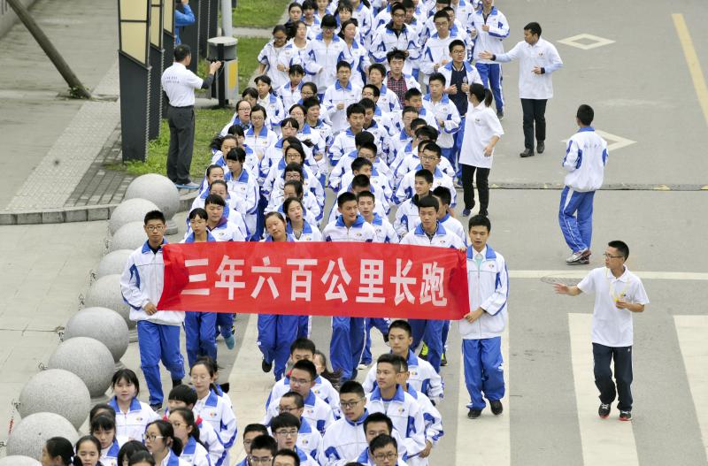 10月14日，成都七中萬達學(xué)校實行三年跑六百公里才能畢業(yè)，現(xiàn)場學(xué)生開始長跑。