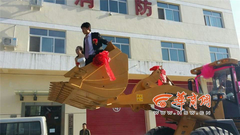 陜西小伙開(kāi)8臺(tái)裝載機(jī)接新娘。