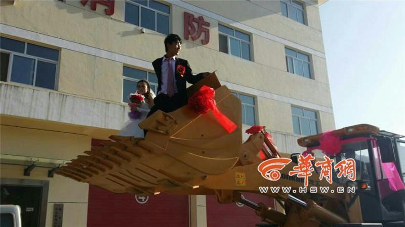 陜西小伙開(kāi)8臺(tái)裝載機(jī)接新娘。