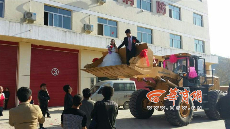 陜西小伙開(kāi)8臺(tái)裝載機(jī)接新娘。