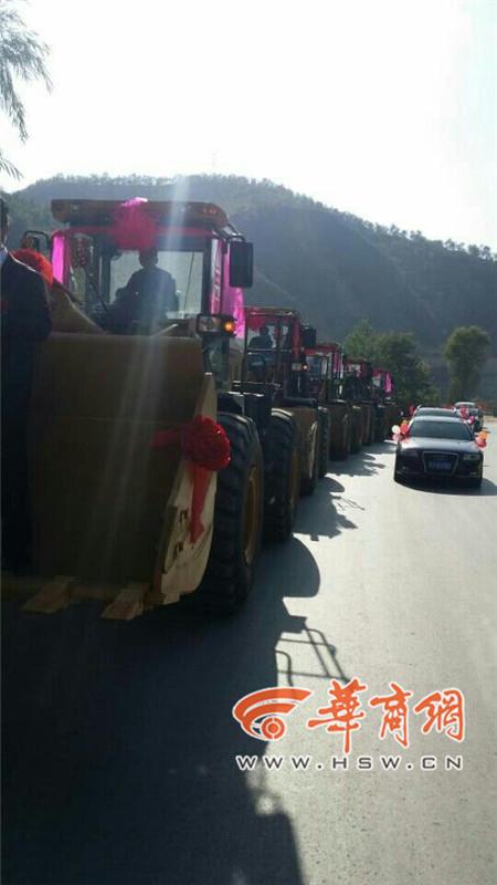 陜西小伙開(kāi)8臺(tái)裝載機(jī)接新娘。