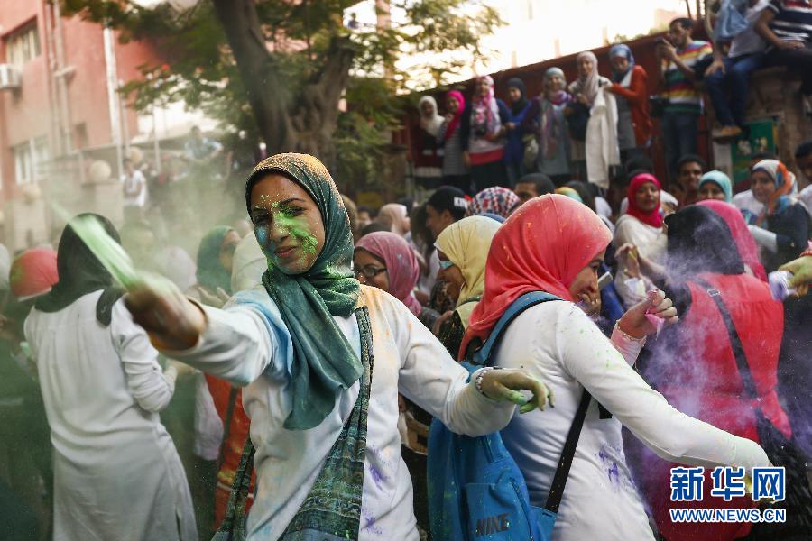 10月16日，在埃及首都開羅，一名女青年在“彩色跑”活動中拋撒彩色粉末。