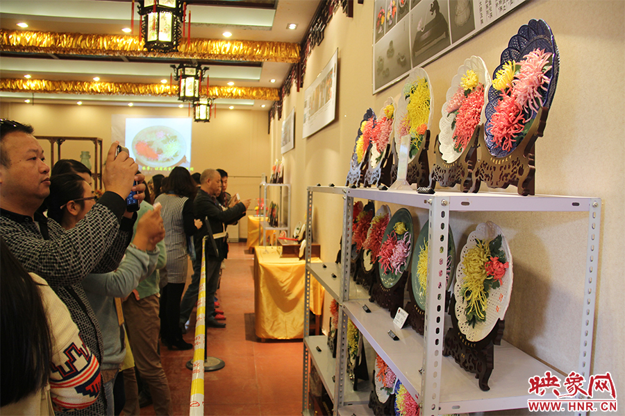 菊花官瓷吸引大家關(guān)注。