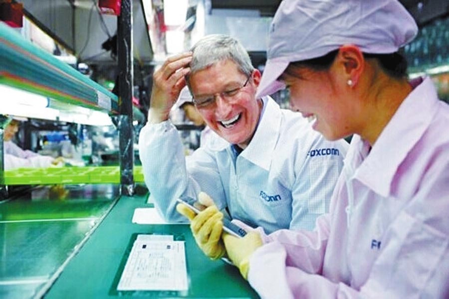 圖為蒂姆·庫(kù)克和一名女工在熱烈地交談。