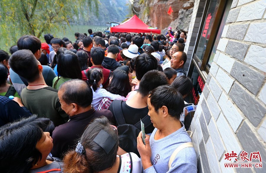 游船售票處前，游客被擠得無法轉(zhuǎn)身