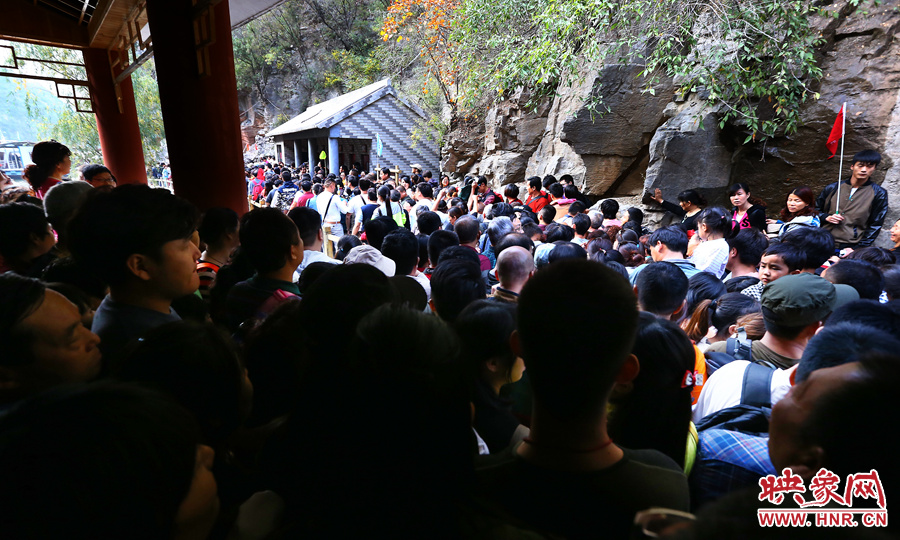 不到百米的碼頭上，等待上船的幾百名游客擁擠在一起