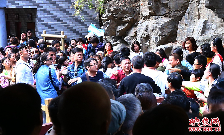 候船碼頭上，游客由于擁擠發(fā)生摩擦沖突