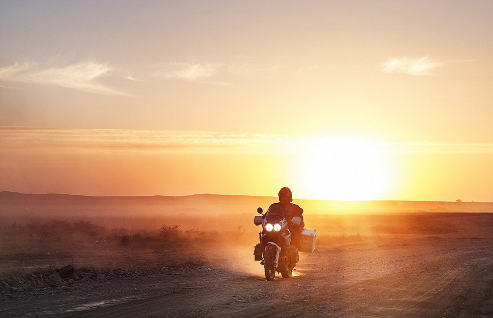 彼得·格里明科在哈薩克斯坦公路上騎行。（網(wǎng)頁截圖）