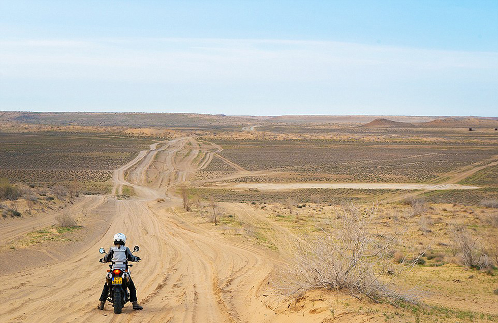 在3個(gè)月中，夫婦倆從阿姆斯特丹到達(dá)蒙古，途中經(jīng)過16個(gè)國(guó)家。