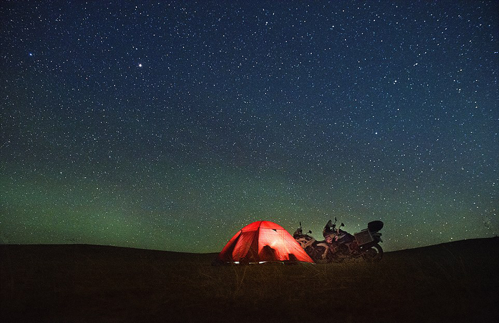 他們?cè)庥錾硥m暴和嚴(yán)寒，且數(shù)天無法洗澡。