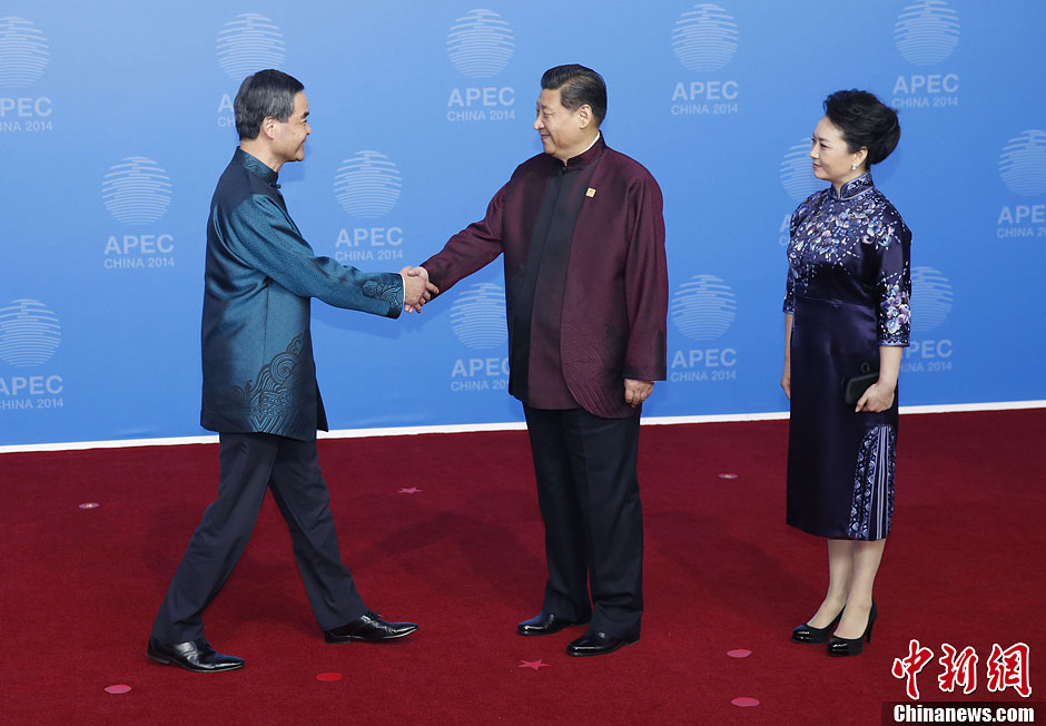 圖為習(xí)近平夫婦歡迎中國(guó)香港特別行政區(qū)行政長(zhǎng)官梁振英。中新社發(fā) 杜洋 攝