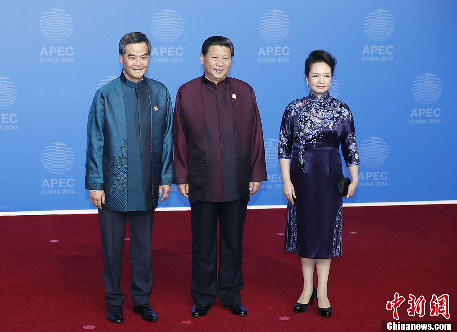 圖為習(xí)近平夫婦歡迎中國(guó)香港特別行政區(qū)行政長(zhǎng)官梁振英。中新社發(fā) 杜洋 攝