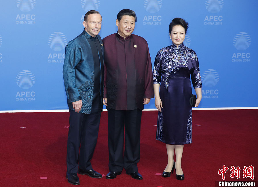 圖為習(xí)近平夫婦歡迎澳大利亞總理阿博特。中新社發(fā) 杜洋 攝