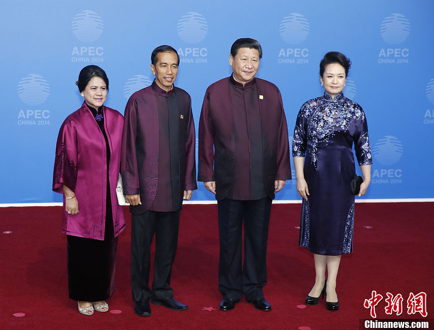 圖為習(xí)近平夫婦歡迎印度尼西亞總統(tǒng)佐科·維多多。中新社發(fā) 杜洋 攝