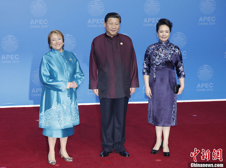 圖為習(xí)近平夫婦歡迎智利總統(tǒng)巴切萊特。中新社發(fā) 杜洋 攝