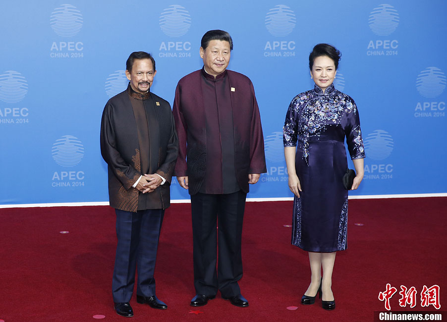 圖為習(xí)近平夫婦歡迎文萊蘇丹哈桑納爾。中新社發(fā) 杜洋 攝