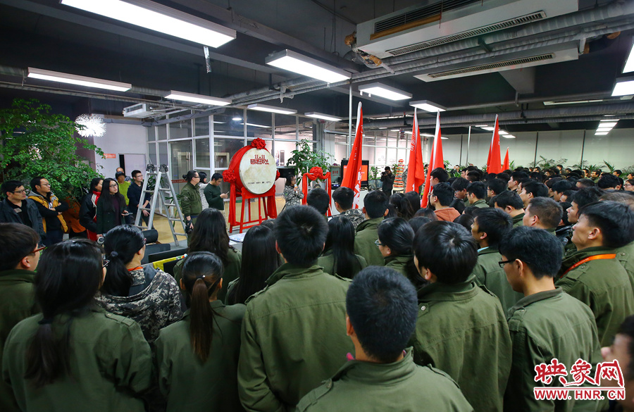 “雙十一”零點(diǎn)到來(lái)前，電商的負(fù)責(zé)人為一線員工鼓勁加油