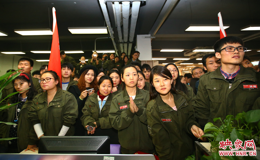 很多員工注視著屏幕上不斷攀升的銷售額，期望能創(chuàng)下新高