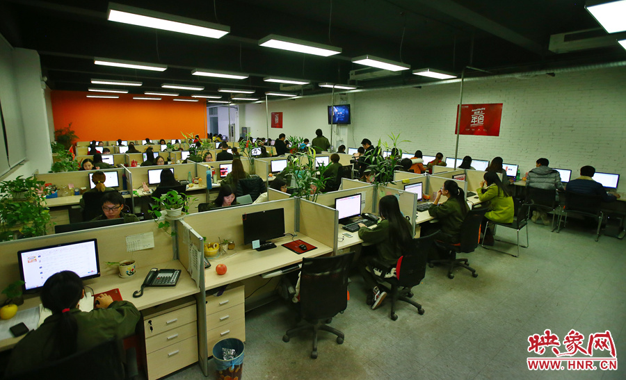 客服大廳內(nèi)，每天電腦前都坐著忙碌的客服人員