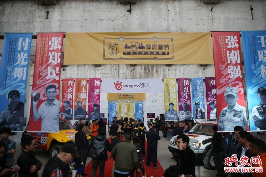 11月11日，河南30年賽車歷程《賽車手眼里的世界》攝影展開展。