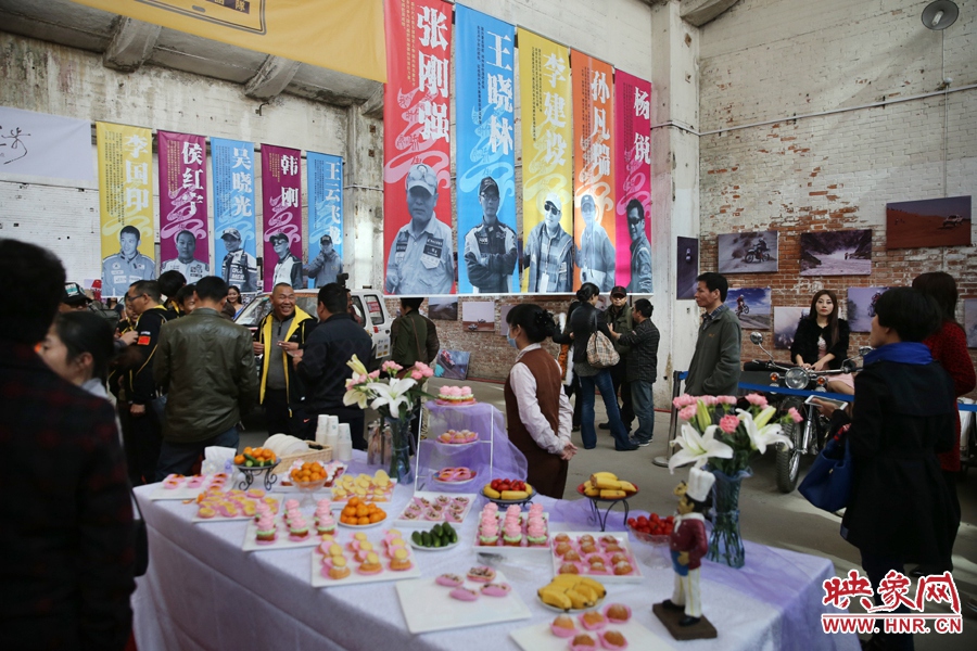 影展現(xiàn)場介紹河南籍賽車的手條幅掛滿展室。