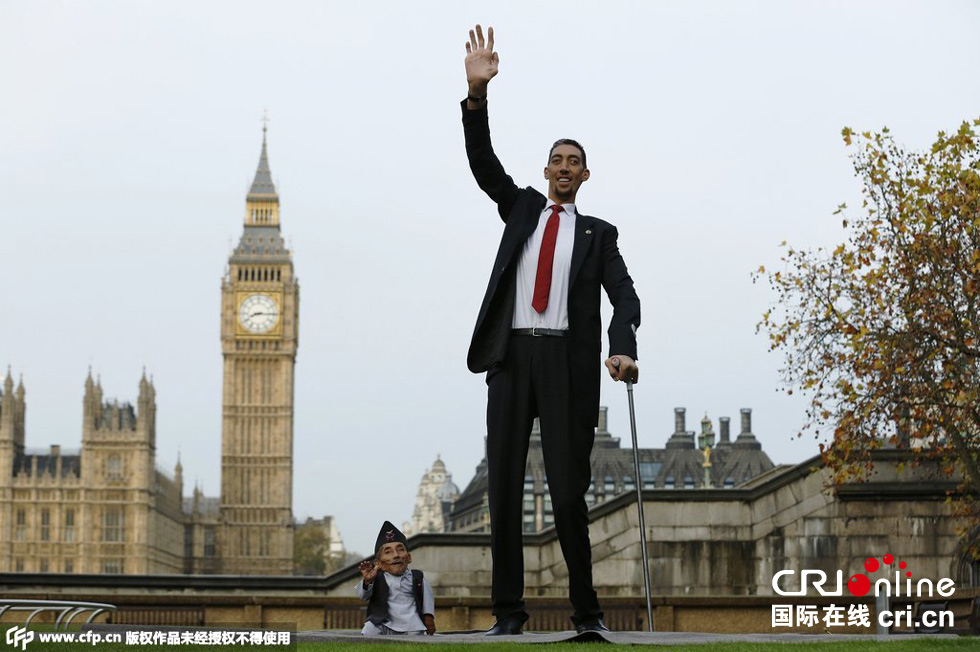 當(dāng)?shù)貢r(shí)間2014年11月13日，英國(guó)倫敦，世界上最矮的男子錢(qián)德拉·巴哈杜爾·唐吉與世界上最高的男子蘇