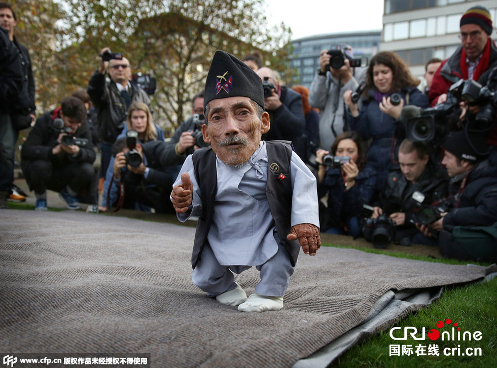 當(dāng)?shù)貢r(shí)間2014年11月13日，英國(guó)倫敦，世界上最矮的男子錢(qián)德拉·巴哈杜爾·唐吉與世界上最高的男子蘇