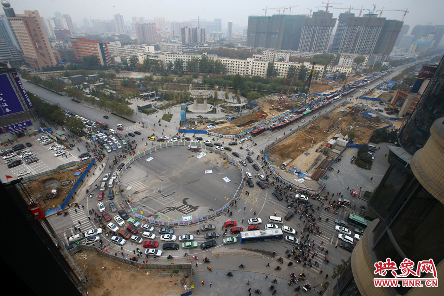 金水路未來路交叉口的圍擋，給原本擁堵的交通增加了更大的壓力