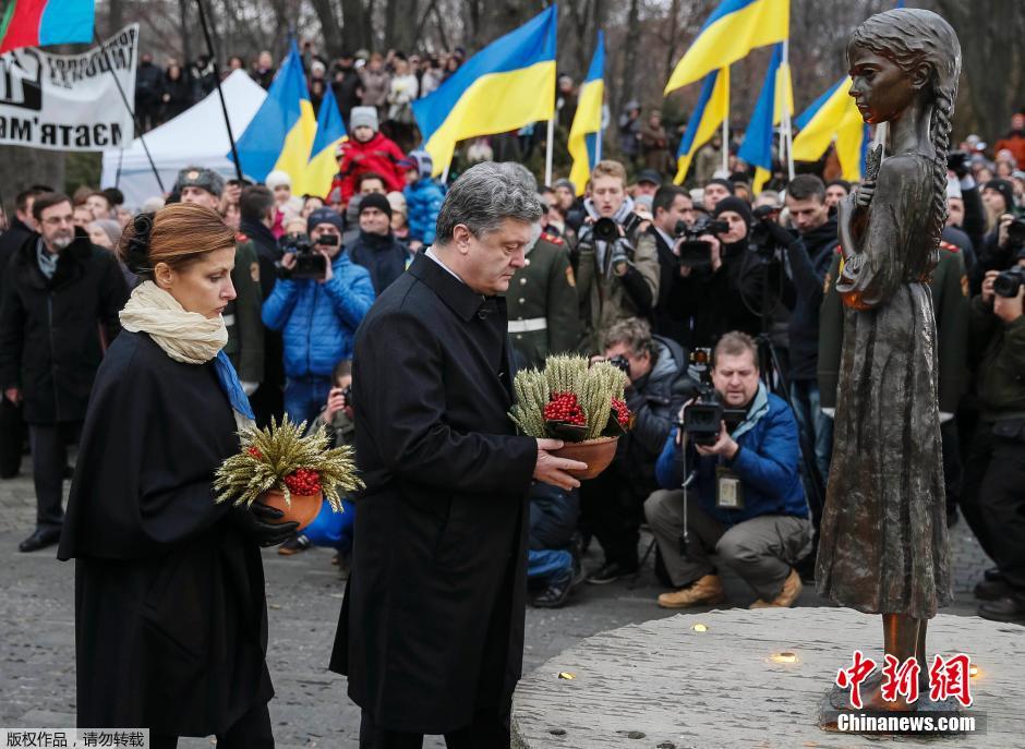 當(dāng)?shù)貢r(shí)間2014年11月22日，烏克蘭基輔，民眾舉行儀式紀(jì)念1932-1933烏克蘭大饑荒81周年