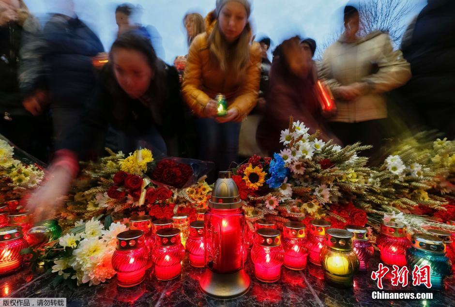 當(dāng)?shù)貢r(shí)間2014年11月22日，烏克蘭基輔，民眾舉行儀式紀(jì)念1932-1933烏克蘭大饑荒81周年