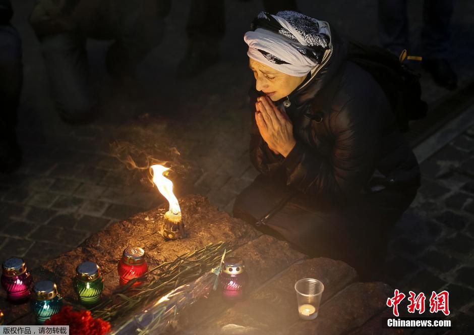 當(dāng)?shù)貢r(shí)間2014年11月22日，烏克蘭基輔，民眾舉行儀式紀(jì)念1932-1933烏克蘭大饑荒81周年