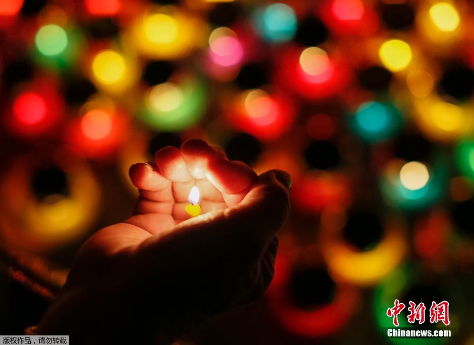 當(dāng)?shù)貢r(shí)間2014年11月22日，烏克蘭基輔，民眾舉行儀式紀(jì)念1932-1933烏克蘭大饑荒81周年