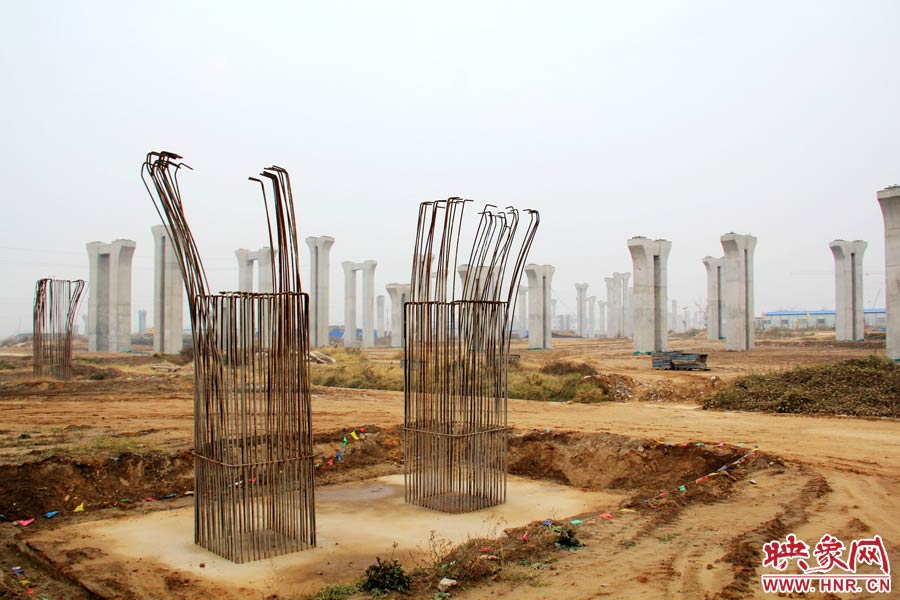 位于鄭州市南四環(huán)的京廣快速路南延工程已經(jīng)停工數(shù)月，現(xiàn)場(chǎng)幾百根橋墩已經(jīng)架起，場(chǎng)面甚是“震撼”。