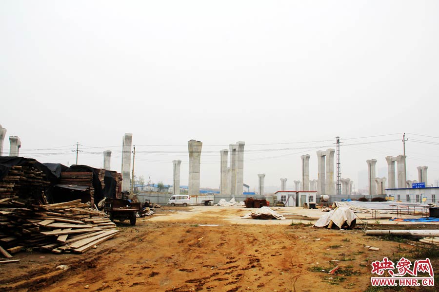 項(xiàng)目已經(jīng)停工數(shù)月，施工工地上很難見(jiàn)到工人，設(shè)備也很少。