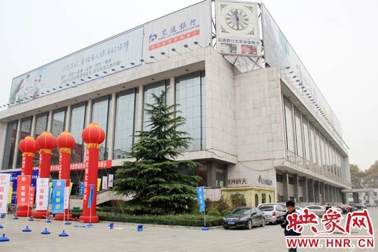 11月28日，記者從鄭州市政府獲悉，河南省人民會堂決定拆除違法存在10多年的巨型樓頂廣告。