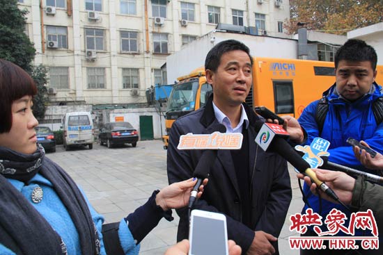 鄭州城市管理局行政執(zhí)法監(jiān)察支隊二大隊副大隊長杜陸水就“河南省人民會堂違法戶外廣告”一事，接受媒體采訪