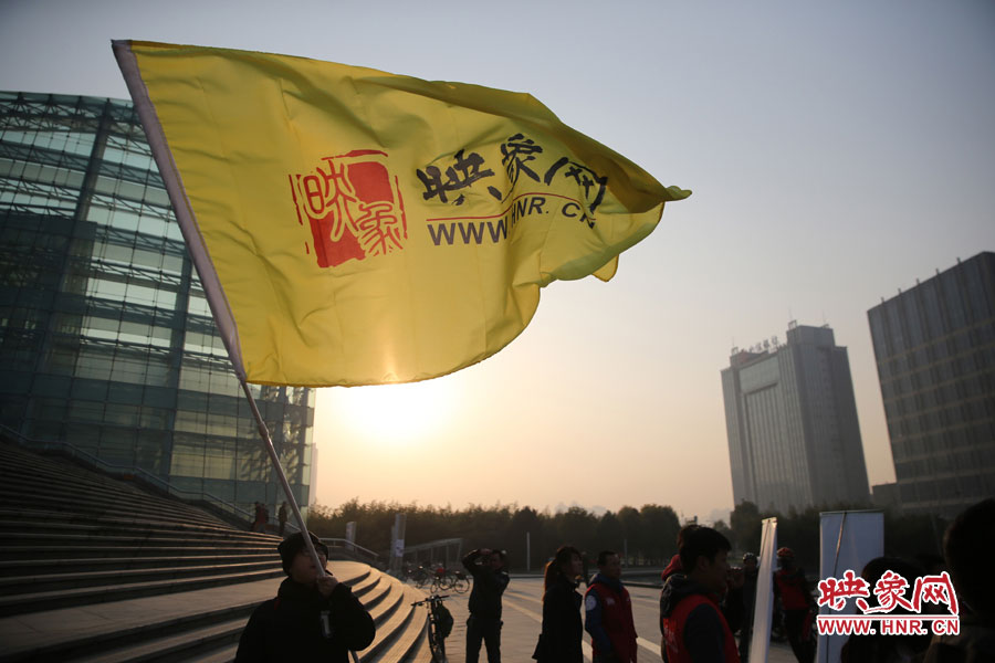 在映象網(wǎng)旗幟的召喚下，車友們匯聚在鄭東新區(qū)。