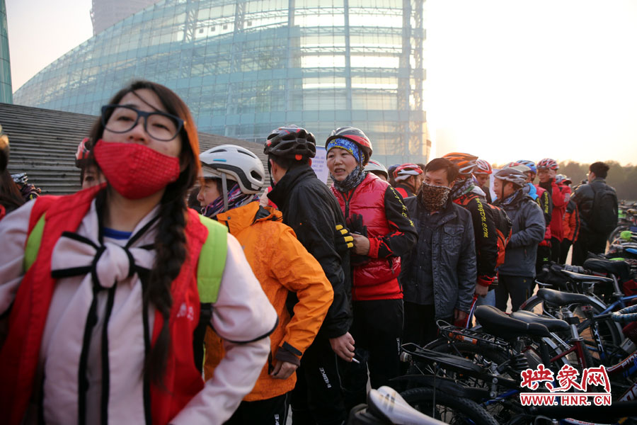 網(wǎng)友排隊領取映象網(wǎng)臂貼和旅游護照